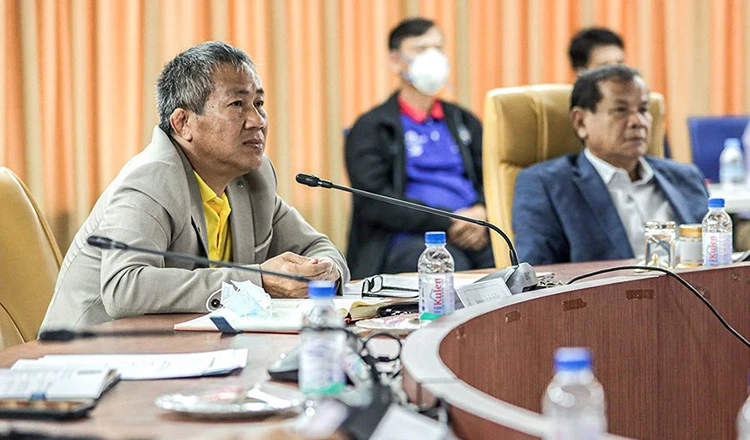 Phó Chủ tịch CAMSOC Thong Khon (phải) và Tổng thư ký Vath Chamroeun cam kết chủ nhà Campuchia sẽ cạnh tranh lành mạnh ở SEA Games. Ảnh: KHMER TIMES. Phó Chủ tịch CAMSOC Thong Khon (phải) và Tổng thư ký Vath Chamroeun cam kết chủ nhà Campuchia sẽ cạnh tranh lành mạnh ở SEA Games. Ảnh: KHMER TIMES.