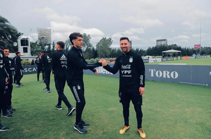 Chân sút Soule mơ ước đàn anh Messi đủ sức chơi bóng đến năm 50 tuổi. Ảnh: GETTY. Chân sút Soule mơ ước đàn anh Messi đủ sức chơi bóng đến năm 50 tuổi. Ảnh: GETTY.