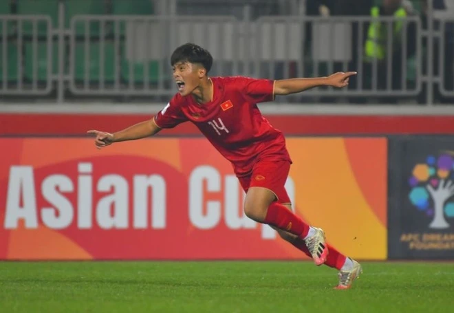 Chân sút của HA Gia Lai ghi bàn thắng rất đẹp vào lưới U-20 Úc ở giải châu Á... Chân sút của HA Gia Lai ghi bàn thắng rất đẹp vào lưới U-20 Úc ở giải châu Á...