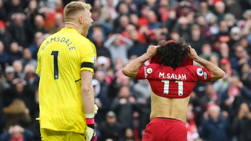 Salah đau đớn sau khi bỏ lỡ quả phạt đền. Ảnh: GETTY. Salah đau đớn sau khi bỏ lỡ quả phạt đền. Ảnh: GETTY.