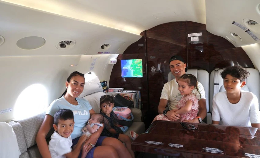 Ronaldo muốn nâng cấp máy bay để phục vụ nhu cầu gia đình đông con của anh. Ảnh: GETTY. Ronaldo muốn nâng cấp máy bay để phục vụ nhu cầu gia đình đông con của anh. Ảnh: GETTY.