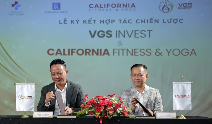 Cú “bắt tay” giữa ông Bùi Đức Long - Chủ tịch Hội đồng quản trị VGS Group và ông Phan Ngọc Huy - Phó Chủ tịch Tập đoàn FLG Việt Nam, đơn vị sở hữu chuỗi California Fitness & Yoga. Ảnh: QUANG THẮNG. Cú “bắt tay” giữa ông Bùi Đức Long - Chủ tịch Hội đồng quản trị VGS Group và ông Phan Ngọc Huy - Phó Chủ tịch Tập đoàn FLG Việt Nam, đơn vị sở hữu chuỗi California Fitness & Yoga. Ảnh: QUANG THẮNG.