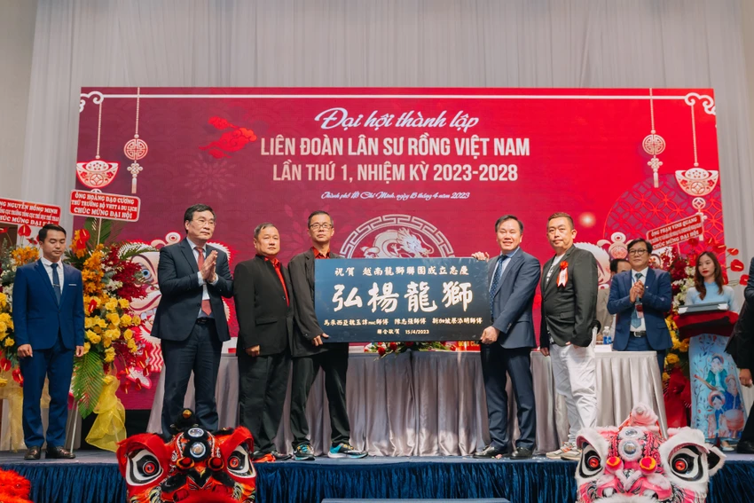 Trang trọng Đại hội thành lập Liên đoàn Lân Sư Rồng Việt Nam. Trang trọng Đại hội thành lập Liên đoàn Lân Sư Rồng Việt Nam.