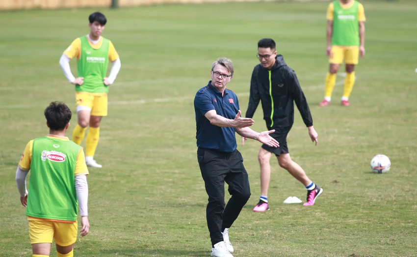 HLV Troussier rất vui khi các học trò ra sân nhiều ở V-League. Ảnh: ANH PHƯƠNG.