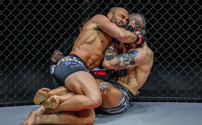 ... với dẫn chứng một trận ở ONE Championship có thay đổi hy hữu. Ảnh: MMAG. ... với dẫn chứng một trận ở ONE Championship có thay đổi hy hữu. Ảnh: MMAG.