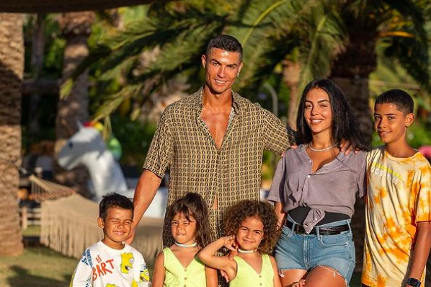 Gia đình Ronaldo trong khoảnh khắc hạnh phúc. Ảnh: GETTY.