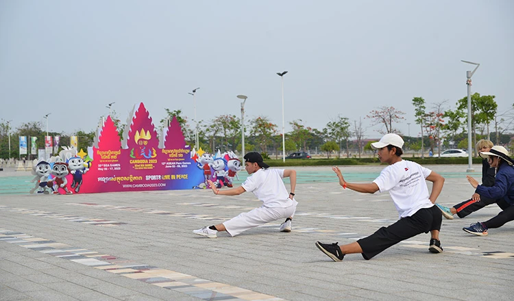 Các võ sĩ Taekwondo tập luyện quảng bá cho SEA Games lần đầu tiên tổ chức tại Campuchia sau 64 năm. Các võ sĩ Taekwondo tập luyện quảng bá cho SEA Games lần đầu tiên tổ chức tại Campuchia sau 64 năm.