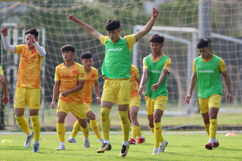 Lê Văn Trường và đồng đội không có những kết quả như ý muốn trong năm trận đấu tiền SEA Games nhưng rất quyết tâm không làm phụ lòng người hâm mộ. Lê Văn Trường và đồng đội không có những kết quả như ý muốn trong năm trận đấu tiền SEA Games nhưng rất quyết tâm không làm phụ lòng người hâm mộ.