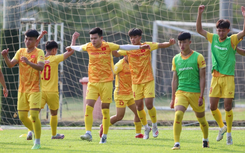 Đội tuyển U-22 Việt Nam hăng say trong buổi tập chiều 27-4 tại Campuchia. Đội tuyển U-22 Việt Nam hăng say trong buổi tập chiều 27-4 tại Campuchia.