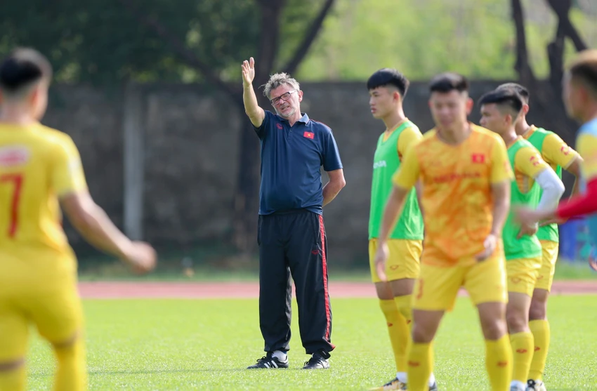 HLV Troussier cho học trò tập kín từ chiều 28-4 và không cho phép truyền thông tác nghiệp ở sân bóng. Ảnh: ANH DUY. HLV Troussier cho học trò tập kín từ chiều 28-4 và không cho phép truyền thông tác nghiệp ở sân bóng. Ảnh: ANH DUY.