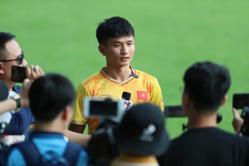 Truyền thông Việt Nam phỏng vấn học trò ông Troussier vào đầu mỗi buổi tập. Ảnh: ANH DUY. Truyền thông Việt Nam phỏng vấn học trò ông Troussier vào đầu mỗi buổi tập. Ảnh: ANH DUY.