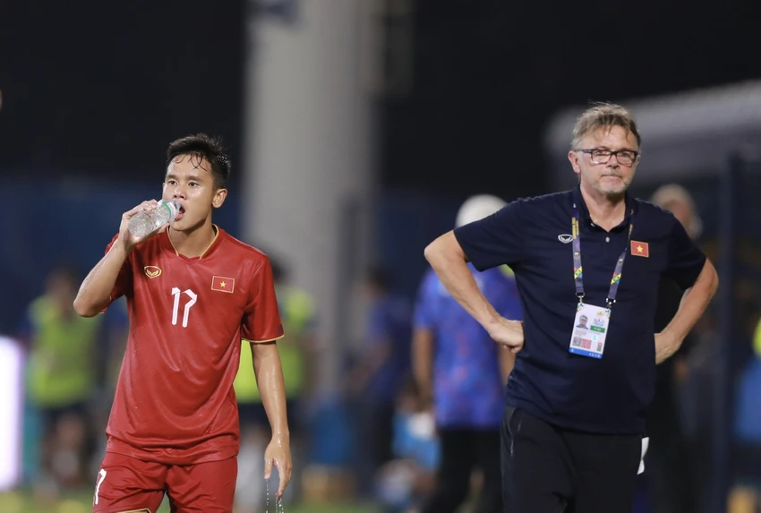 HLV Troussier trong tâm thế của người "xóa đi, làm lại" những cái cũ và hướng đến cái đích lớn ở tương lai. Ảnh: ANH PHƯƠNG. HLV Troussier trong tâm thế của người "xóa đi, làm lại" những cái cũ và hướng đến cái đích lớn ở tương lai. Ảnh: ANH PHƯƠNG.