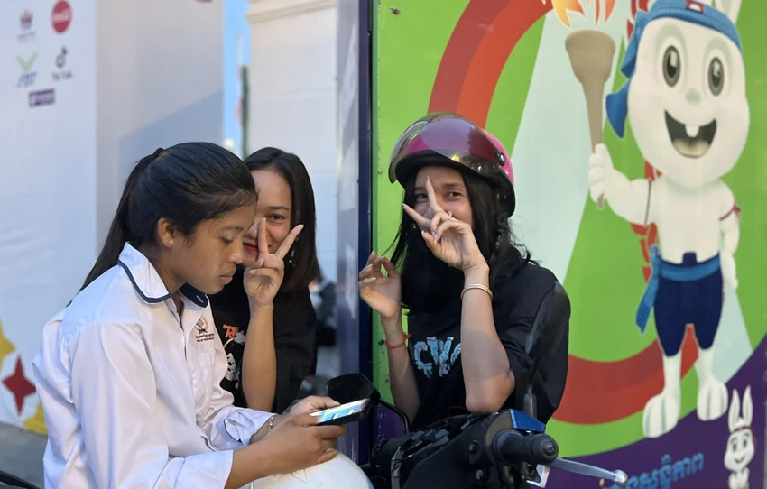Đông đảo người hâm mộ Campuchia phấn khích sau trận đội nhà đại thắng Đông Timor ở trận khai mạc đã hẹn nhau đi săn vé miễn phí trận gặp Philippines chiều 2-5. Đông đảo người hâm mộ Campuchia phấn khích sau trận đội nhà đại thắng Đông Timor ở trận khai mạc đã hẹn nhau đi săn vé miễn phí trận gặp Philippines chiều 2-5.