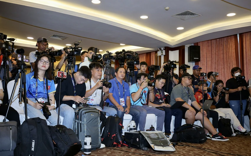 Có hơn 2.000 nhà báo sẽ tham dự SEA Games 32 diễn ra tại Phnom Penh và bốn tỉnh lân cận. Có hơn 2.000 nhà báo sẽ tham dự SEA Games 32 diễn ra tại Phnom Penh và bốn tỉnh lân cận.