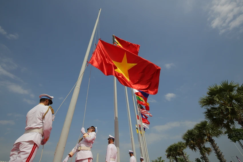 Quốc kỳ Việt Nam tung bay trong gió cùng lời hứa tốp ba đoàn thể thao mạnh nhất Đông Nam Á ở mùa hè SEA Games, với mục tiêu giành từ 90 đến 120 huy chương vàng. Quốc kỳ Việt Nam tung bay trong gió cùng lời hứa tốp ba đoàn thể thao mạnh nhất Đông Nam Á ở mùa hè SEA Games, với mục tiêu giành từ 90 đến 120 huy chương vàng.