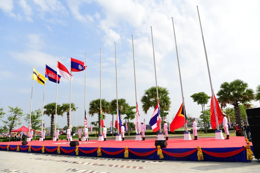 Trang nghiêm nghi lễ thượng cờ 11 quốc gia trong khu vực chuẩn bị tranh tài SEA Games 32 với khẩu hiệu "Thể thao - Sống trong hòa bình". Trang nghiêm nghi lễ thượng cờ 11 quốc gia trong khu vực chuẩn bị tranh tài SEA Games 32 với khẩu hiệu "Thể thao - Sống trong hòa bình".