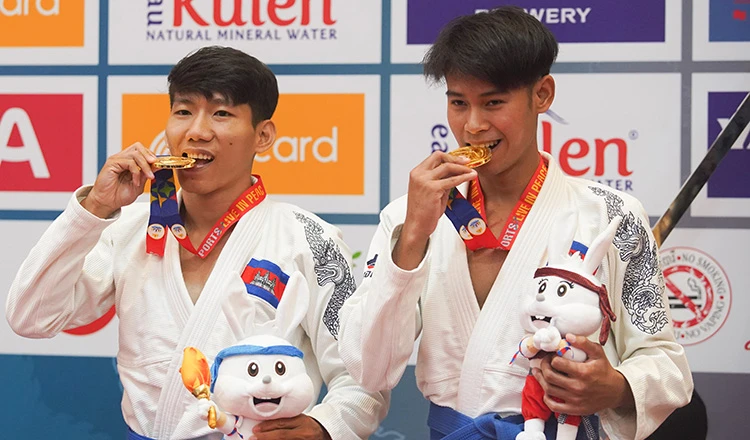 Hai võ sĩ Mithora và Pikada đã giành HCV đầu tiên cho thể thao Campuchia tại SEA Games 32. Ảnh: ANH PHƯƠNG. Hai võ sĩ Mithora và Pikada đã giành HCV đầu tiên cho thể thao Campuchia tại SEA Games 32. Ảnh: ANH PHƯƠNG.