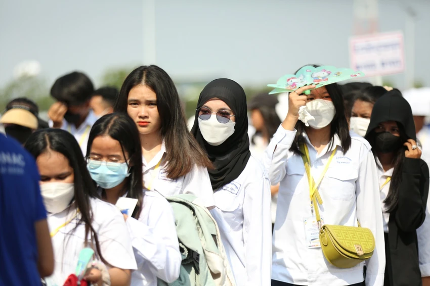 Trong thời gian diễn ra SEA Games, các trường học đều nghỉ ngơi và đông đảo khán giả trẻ đã tranh thủ đến các sân thi đấu xem vận động viên Đông Nam Á tranh tài. Ảnh: ANH PHƯƠNG.