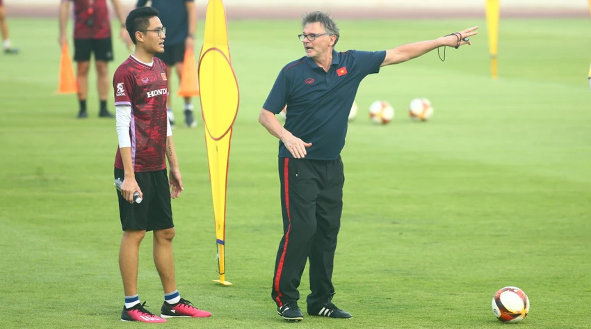 Ông thầy người Pháp chắc hẳn đã tìm ra đường vào bán kết SEA Games 32 cho các tuyển thủ trẻ Việt Nam. Ảnh: ANH PHƯƠNG. Ông thầy người Pháp chắc hẳn đã tìm ra đường vào bán kết SEA Games 32 cho các tuyển thủ trẻ Việt Nam. Ảnh: ANH PHƯƠNG.