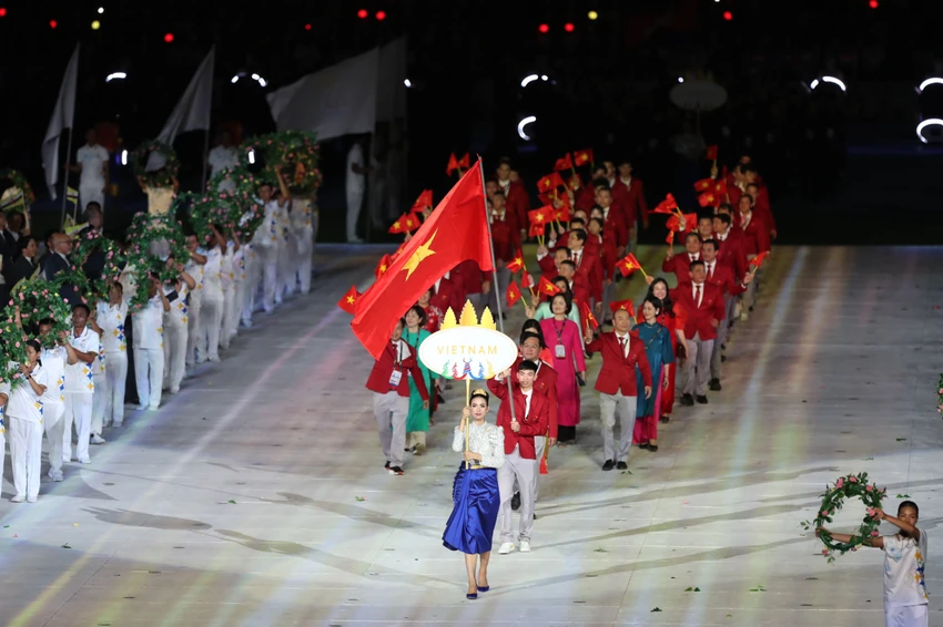 Đoàn thể thao Việt Nam lịch thiệp trong đêm khai mạc SEA Games 32 ở sân Morodok. Ảnh: ANH PHƯƠNG.