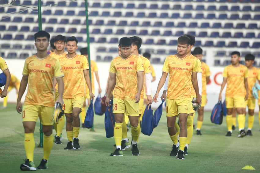 Thi đấu dưới tiết trời nắng nóng là một cực hình của các đội tuyển tham dự SEA Games 32. Ảnh: ANH PHƯƠNG. Thi đấu dưới tiết trời nắng nóng là một cực hình của các đội tuyển tham dự SEA Games 32. Ảnh: ANH PHƯƠNG.