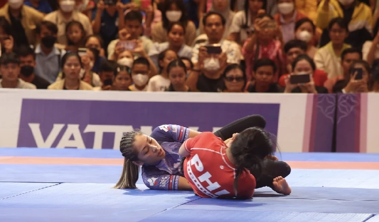 Jessa Khan tham gia hai nội dung thi đấu môn Ju-Jitsu và rất tự tin giành cả 2 HCV, nhưng rồi cô lại thất bại ở trận chung kết hồi giữa tuần trước... Jessa Khan tham gia hai nội dung thi đấu môn Ju-Jitsu và rất tự tin giành cả 2 HCV, nhưng rồi cô lại thất bại ở trận chung kết hồi giữa tuần trước...