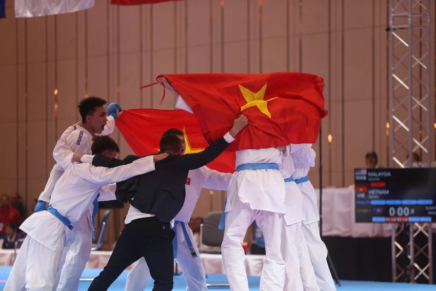 Niềm vui vỡ òa của các nam võ sĩ đồng đội Karate Việt Nam khi giành vàng SEA Games 32. Ảnh: ANH PHƯƠNG. Niềm vui vỡ òa của các nam võ sĩ đồng đội Karate Việt Nam khi giành vàng SEA Games 32. Ảnh: ANH PHƯƠNG.