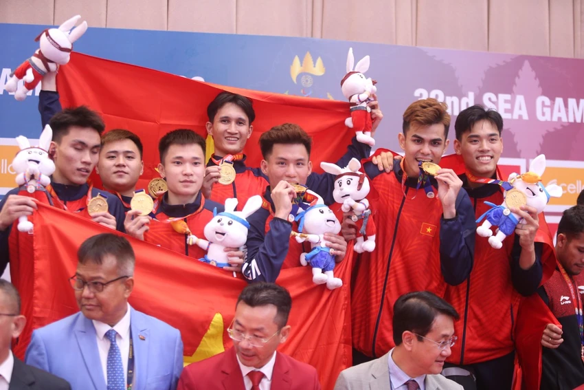 ... cùng các đồng nghiệp nam đã làm nên chiến tích ở SEA Games 32 trên đất Campuchia. Ảnh: ANH PHƯƠNG. ... cùng các đồng nghiệp nam đã làm nên chiến tích ở SEA Games 32 trên đất Campuchia. Ảnh: ANH PHƯƠNG.