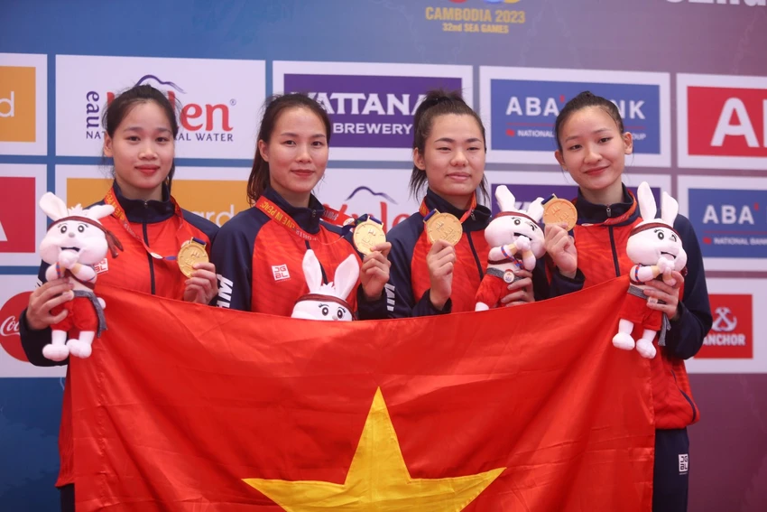 Những cô gái vàng xinh xắn của Karate Việt Nam hạnh phúc trên bục nhận huy chương... Những cô gái vàng xinh xắn của Karate Việt Nam hạnh phúc trên bục nhận huy chương...