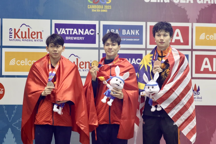 ... và cùng đồng đội chiến thắng ở nội dung 400m hỗn hợp nam. Ảnh: ANH PHƯƠNG. ... và cùng đồng đội chiến thắng ở nội dung 400m hỗn hợp nam. Ảnh: ANH PHƯƠNG.