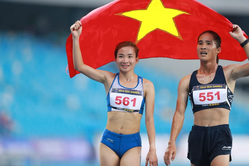 Nguyễn Thị Oanh (trái) giành vàng đường chạy 1.500m và hạng nhì là Bùi Thị Ngân. Ảnh: ANH PHƯƠNG. Nguyễn Thị Oanh (trái) giành vàng đường chạy 1.500m và hạng nhì là Bùi Thị Ngân. Ảnh: ANH PHƯƠNG.