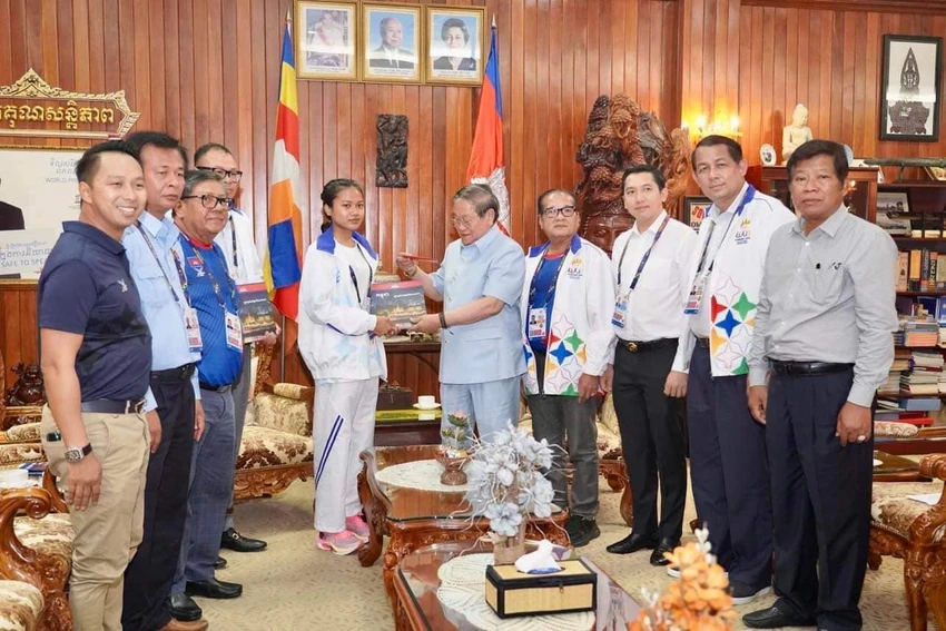 Bộ trưởng Bộ Thông tin Campuchia Khieu Kanharith thưởng cho Bou Samnang 250 USD vì tinh thần vượt khó của cô. Ảnh: PNP. Bộ trưởng Bộ Thông tin Campuchia Khieu Kanharith thưởng cho Bou Samnang 250 USD vì tinh thần vượt khó của cô. Ảnh: PNP.