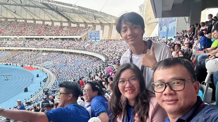 Gia đình chị Ty Ty có tình yêu sâu đậm với bóng đá Việt Nam và rất hào hứng chào đón SEA Games lần đầu tiên tổ chức ở Campuchia. Ảnh: CCT. Gia đình chị Ty Ty có tình yêu sâu đậm với bóng đá Việt Nam và rất hào hứng chào đón SEA Games lần đầu tiên tổ chức ở Campuchia. Ảnh: CCT.