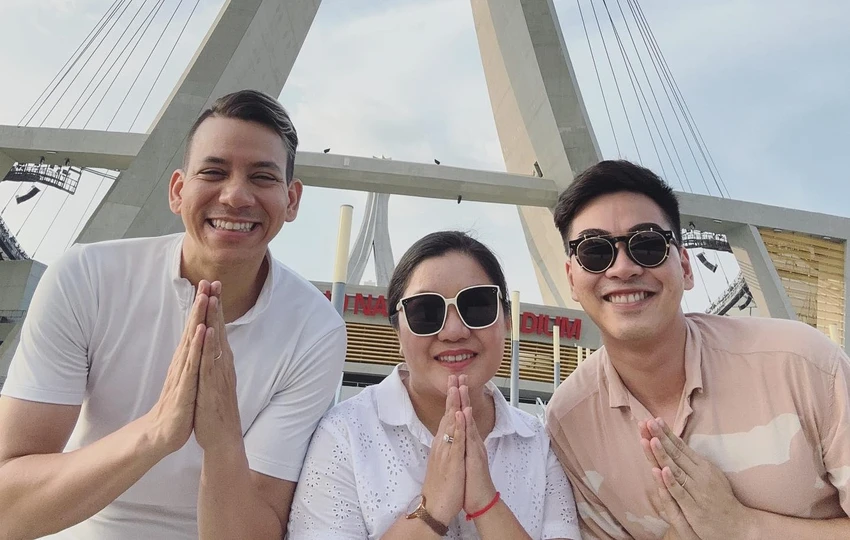 Chị Ty Ty và bạn bè tại sân vận động Morodok Tecno... Chị Ty Ty và bạn bè tại sân vận động Morodok Tecno...