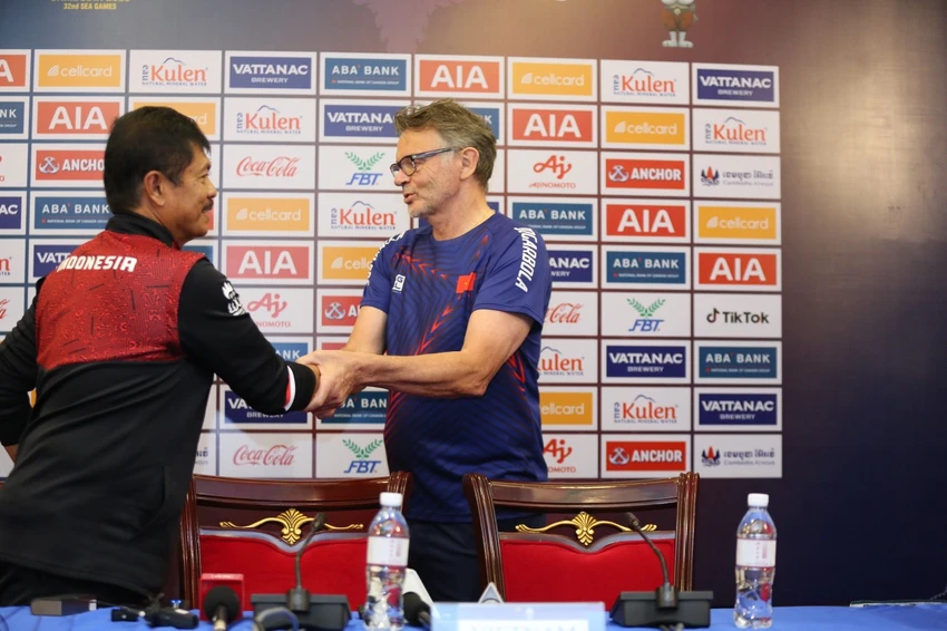 HLV Indra Sjafri sẽ đụng độ nảy lửa với ông Troussier trong trận bán kết SEA Games 32. Ảnh: ANH PHƯƠNG. HLV Indra Sjafri sẽ đụng độ nảy lửa với ông Troussier trong trận bán kết SEA Games 32. Ảnh: ANH PHƯƠNG.