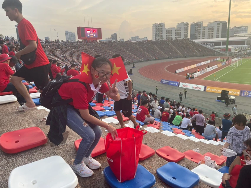 Cô gái Thu Trúc vừa dọn rác vừa cười như mếu sau khi đội tuyển U-22 Việt Nam thua đau Indonesia ở phút bù giờ. Cô gái Thu Trúc vừa dọn rác vừa cười như mếu sau khi đội tuyển U-22 Việt Nam thua đau Indonesia ở phút bù giờ.