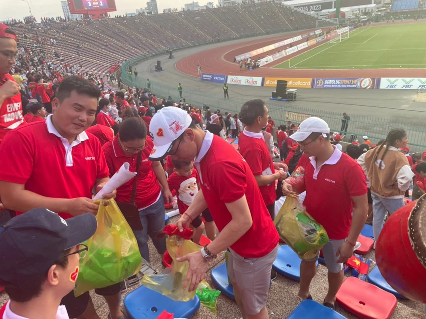 Không ai bảo ai sau trận đấu ở sân Olympic, các CĐV Campuchia và Việt Nam chia nhau đi khắp các hàng ghế nhặt nhạnh những đồ vật thừa. Tô Thái Sơn rất ga-lăng hỗ trợ Nguyễn Hồng Nhung dọn rác sạch nhẵn mới thôi. Không ai bảo ai sau trận đấu ở sân Olympic, các CĐV Campuchia và Việt Nam chia nhau đi khắp các hàng ghế nhặt nhạnh những đồ vật thừa. Tô Thái Sơn rất ga-lăng hỗ trợ Nguyễn Hồng Nhung dọn rác sạch nhẵn mới thôi.