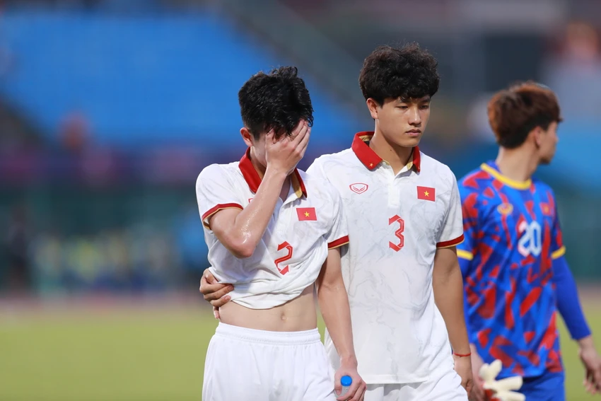 Một số cầu thủ U-22 Việt Nam không cầm được nước mắt sau khi bại trận trước Indonesia. Ảnh: ANH PHƯƠNG. Một số cầu thủ U-22 Việt Nam không cầm được nước mắt sau khi bại trận trước Indonesia. Ảnh: ANH PHƯƠNG.