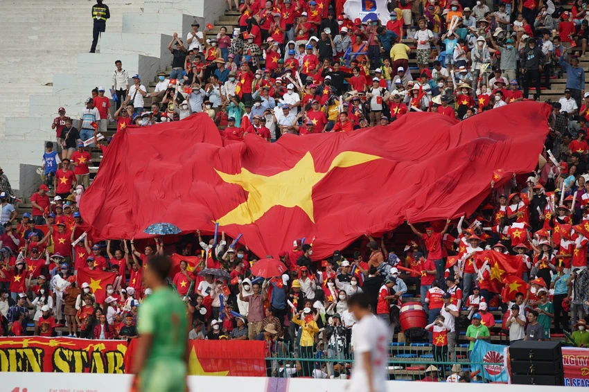 Những cổ động viên trung thành của bóng đá Việt Nam đến sân Olympic Phnom Penh cổ vũ cuồng nhiệt cho thầy trò Troussier... Những cổ động viên trung thành của bóng đá Việt Nam đến sân Olympic Phnom Penh cổ vũ cuồng nhiệt cho thầy trò Troussier...