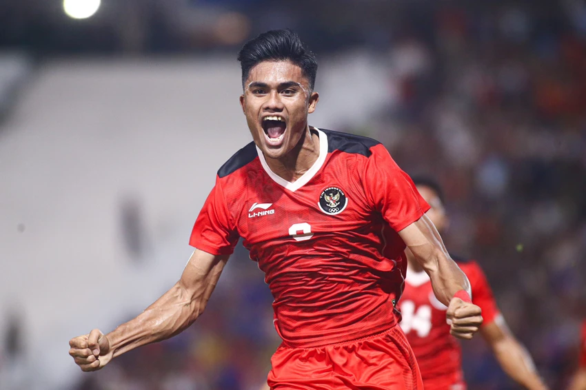 Bàn mở tỉ số của U-22 Indonesia do công của Ramadhan Sananta dứt điểm chạm chân Songchai của Thái Lan vào lưới ở phút 21 sau quả ném biên của Alfeandra Dewangga, giống hệt như tình huống họ từng ghi bàn vào lưới Việt Nam ở trận bán kết.