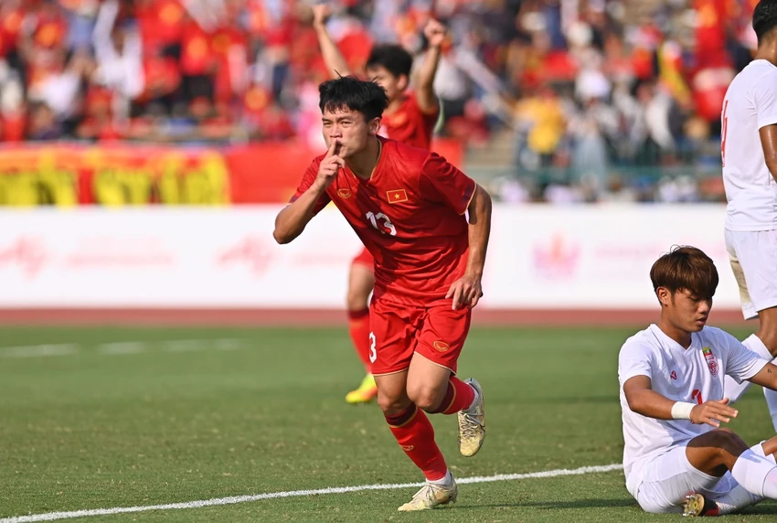 Hồ Văn Cường chạy biên đã lập một cú đúp vào lưới U-22 Myanmar trong hiệp một ở trận tranh hạng ba môn bóng đá nam SEA Games 32. Ảnh: ANH PHƯƠNG. Hồ Văn Cường chạy biên đã lập một cú đúp vào lưới U-22 Myanmar trong hiệp một ở trận tranh hạng ba môn bóng đá nam SEA Games 32. Ảnh: ANH PHƯƠNG.
