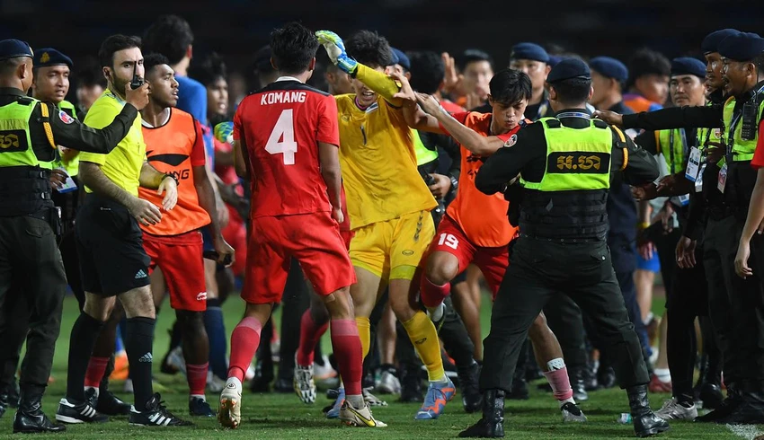 Thủ môn Thái Lan đấm vào mặt hậu vệ Indonesia như châm dầu vào ngọn lửa đang bùng cháy dữ dội ngoài đường piste. Ảnh: ANH PHƯƠNG.