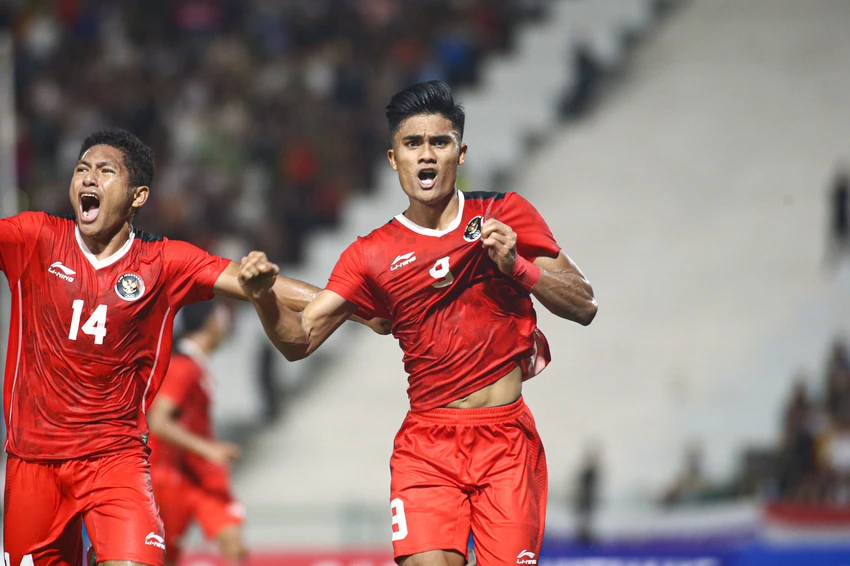 Ramadhan Sananta - tác giả của hai bàn thắng cho Indonesia cùng đồng đội đã vượt qua Thái Lan chung cuộc 5-2 để lần đầu tiên đăng quang SEA Games sau 32 năm. Ảnh: ANH PHƯƠNG.