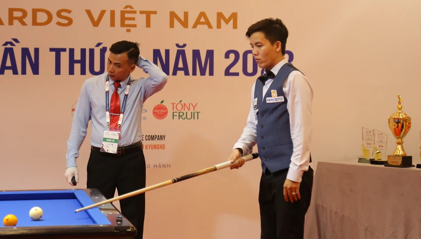 Cơ thủ Phương Linh suy tính đắn đo từng đường bi.
