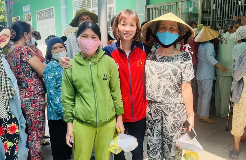 Thùy Trang hài hước kể, các cô chú ở bệnh viện xem tuyển nữ chơi bóng ở SEA Games, cứ ngạc nhiên xuýt xoa sao cầu thủ số 8 trên sân lì lợm thế mà ngoài đời nhỏ bé và yếu đuối quá. Thùy Trang hài hước kể, các cô chú ở bệnh viện xem tuyển nữ chơi bóng ở SEA Games, cứ ngạc nhiên xuýt xoa sao cầu thủ số 8 trên sân lì lợm thế mà ngoài đời nhỏ bé và yếu đuối quá.
