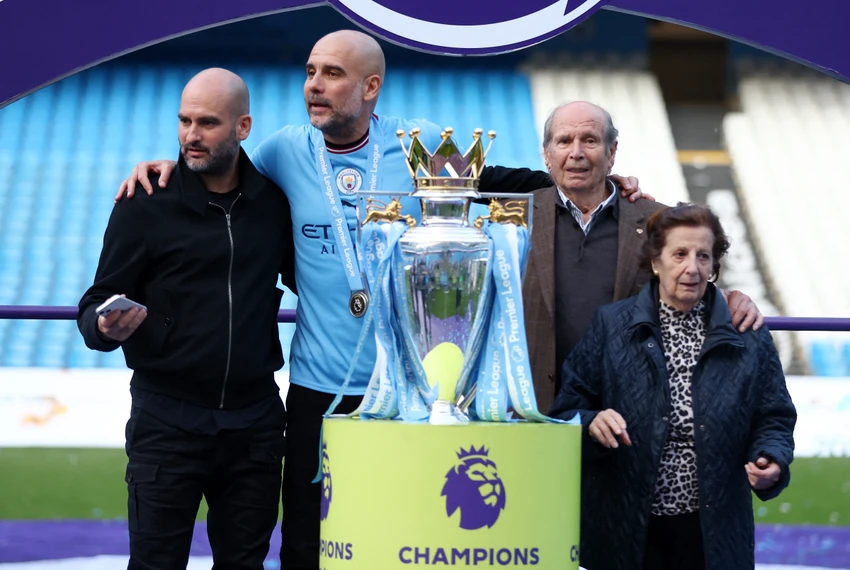 HLV Pep Guardiola hạnh phúc bên người thân với chiếc cúp vô địch giải Ngoại hạng Anh 2022-3023. Ảnh: GETTY.