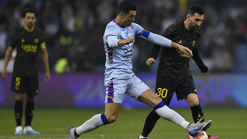 Ronaldo khoác áo một đội bóng châu Á và tương lai của Messi có thể giống như thế, bị xem là một bước lùi trong sự nghiệp lẫy lừng của họ. Ảnh: GETTY. Ronaldo khoác áo một đội bóng châu Á và tương lai của Messi có thể giống như thế, bị xem là một bước lùi trong sự nghiệp lẫy lừng của họ. Ảnh: GETTY.
