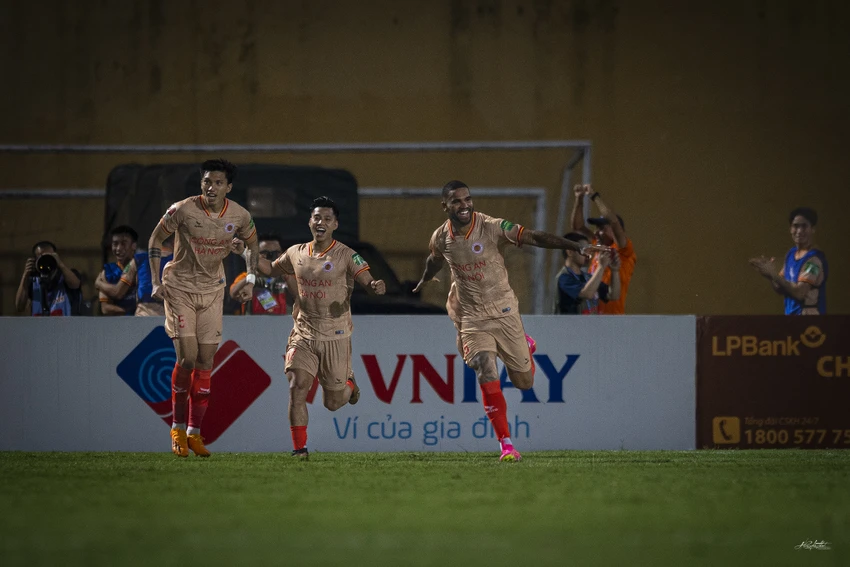 Giành chiến thắng quý, Công an Hà Nội tạm nhảy lên nhì bảng xếp hạng V-League. Ảnh: HẢI THỊNH. Giành chiến thắng quý, Công an Hà Nội tạm nhảy lên nhì bảng xếp hạng V-League. Ảnh: HẢI THỊNH.