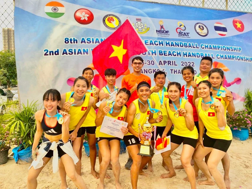 Sau những buổi tập luyện, thi đấu căng thẳng, cả hai cũng rất nhí nhảnh và hãnh diện với thành quả mà mình khổ công giành được. Sau những buổi tập luyện, thi đấu căng thẳng, cả hai cũng rất nhí nhảnh và hãnh diện với thành quả mà mình khổ công giành được.