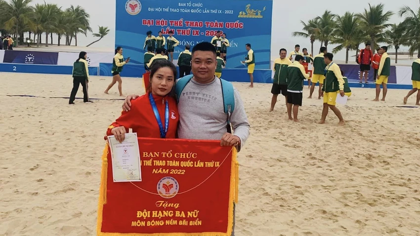 Sau nhiều mùa giải chinh chiến cùng nhau ở khắp các mặt trận lớn trong nước lẫn quốc tế, thầy trò Thái Hòa - Kim Yến cảm mến nhau lúc nào không biết. Chàng trai Quy Nhơn thỏ thẻ: "Yêu cô bé Hoài Nhơn xinh đẹp và giàu nghị lực, công thủ toàn diện cả trên sân bóng ném lẫn trong cuộc sống đời thường" Sau nhiều mùa giải chinh chiến cùng nhau ở khắp các mặt trận lớn trong nước lẫn quốc tế, thầy trò Thái Hòa - Kim Yến cảm mến nhau lúc nào không biết. Chàng trai Quy Nhơn thỏ thẻ: "Yêu cô bé Hoài Nhơn xinh đẹp và giàu nghị lực, công thủ toàn diện cả trên sân bóng ném lẫn trong cuộc sống đời thường"